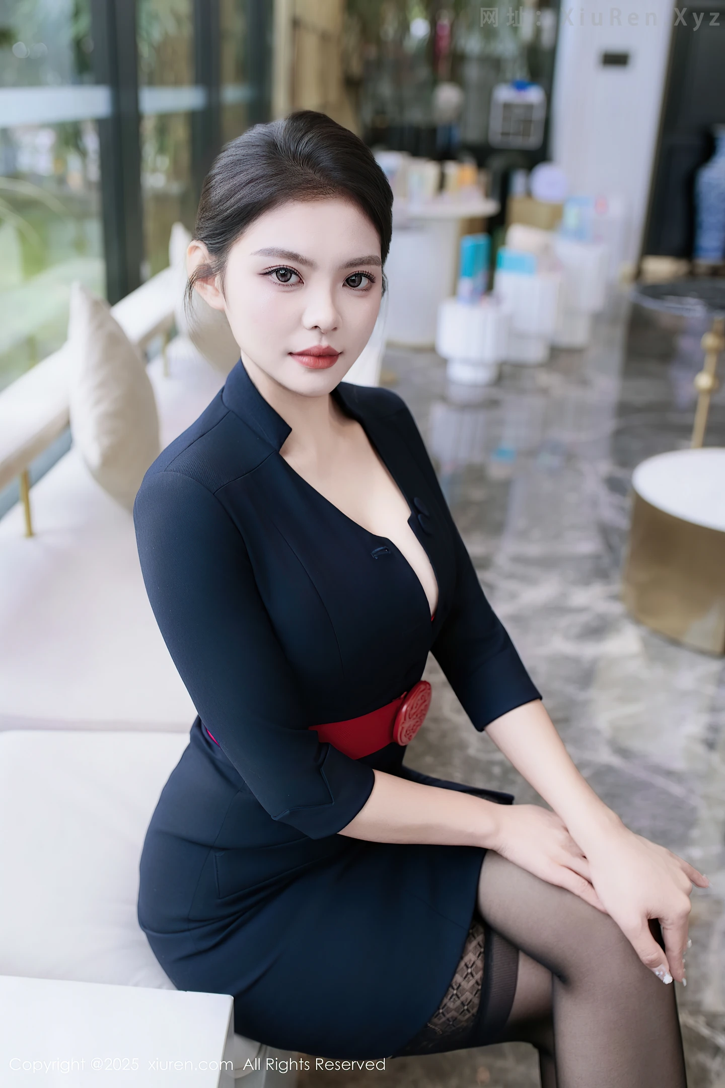 图片[6]-[XiuRen秀人网]VOL.10574 模特冬安性感OL服饰露红色蕾丝内衣配黑丝袜秀丰满身材诱惑写真78P-秀人网官方网站